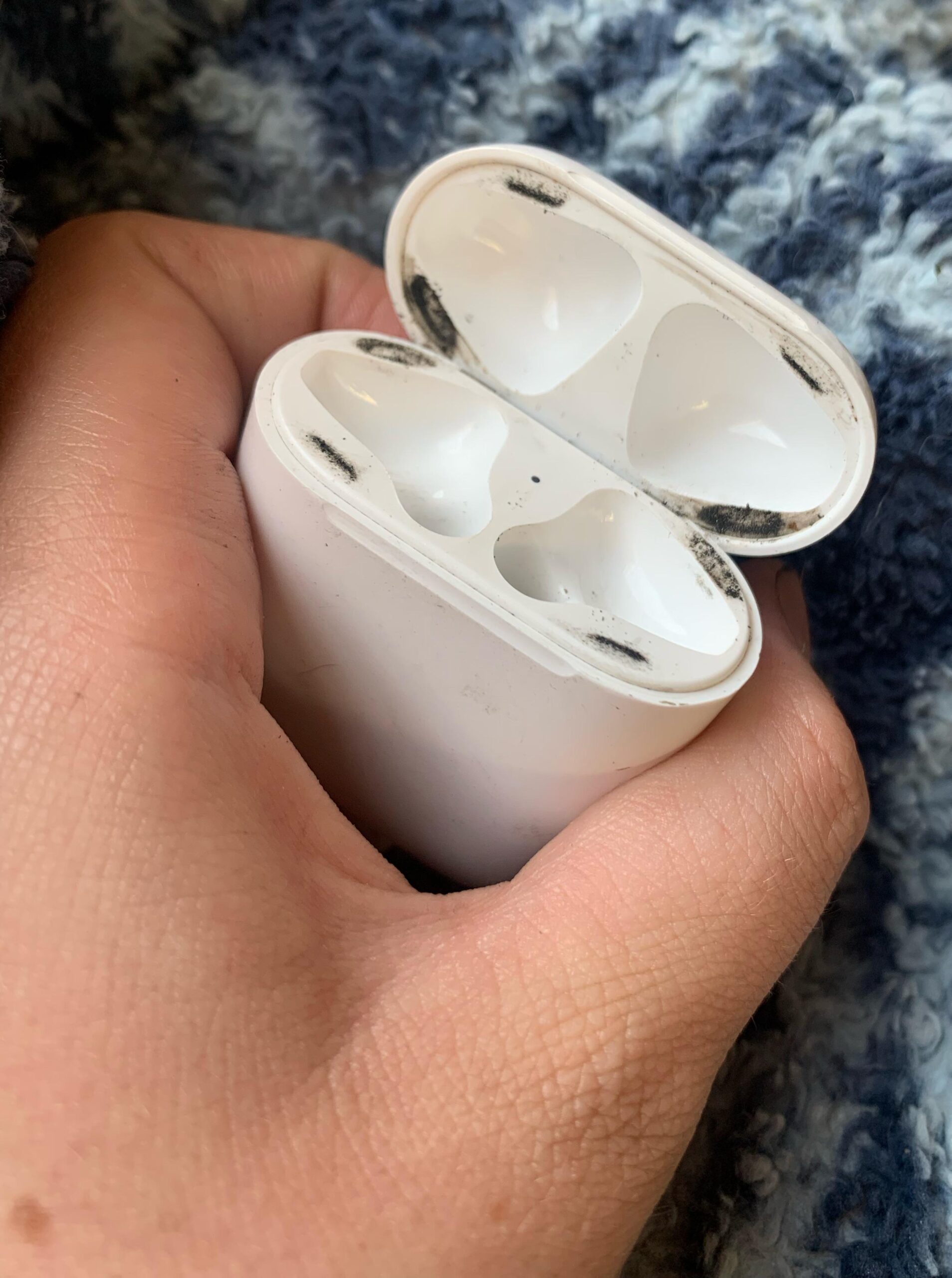 How to Clean Airpods Case
